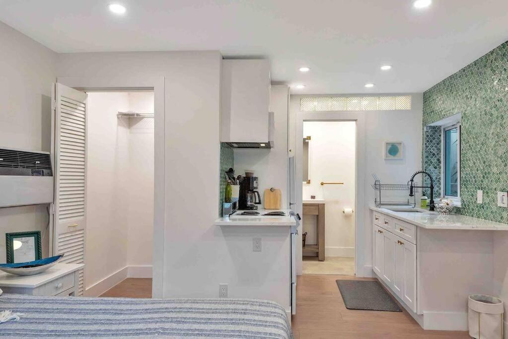Charming Studio W Pool One Mile To Beach Pets Welcome Lake Worth Beach Εξωτερικό φωτογραφία