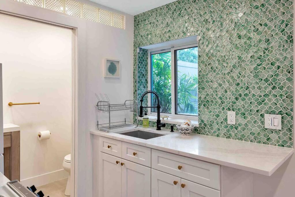 Charming Studio W Pool One Mile To Beach Pets Welcome Lake Worth Beach Εξωτερικό φωτογραφία